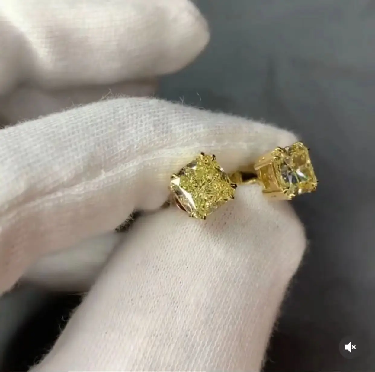 

CUSTOM 6.5*6.5MM ICE CRUSHED cut YELLOW COLOR CUSHION 18K GOLD Moissanite EARRING holycome reddit GRA certified 모이사나이트 Камни