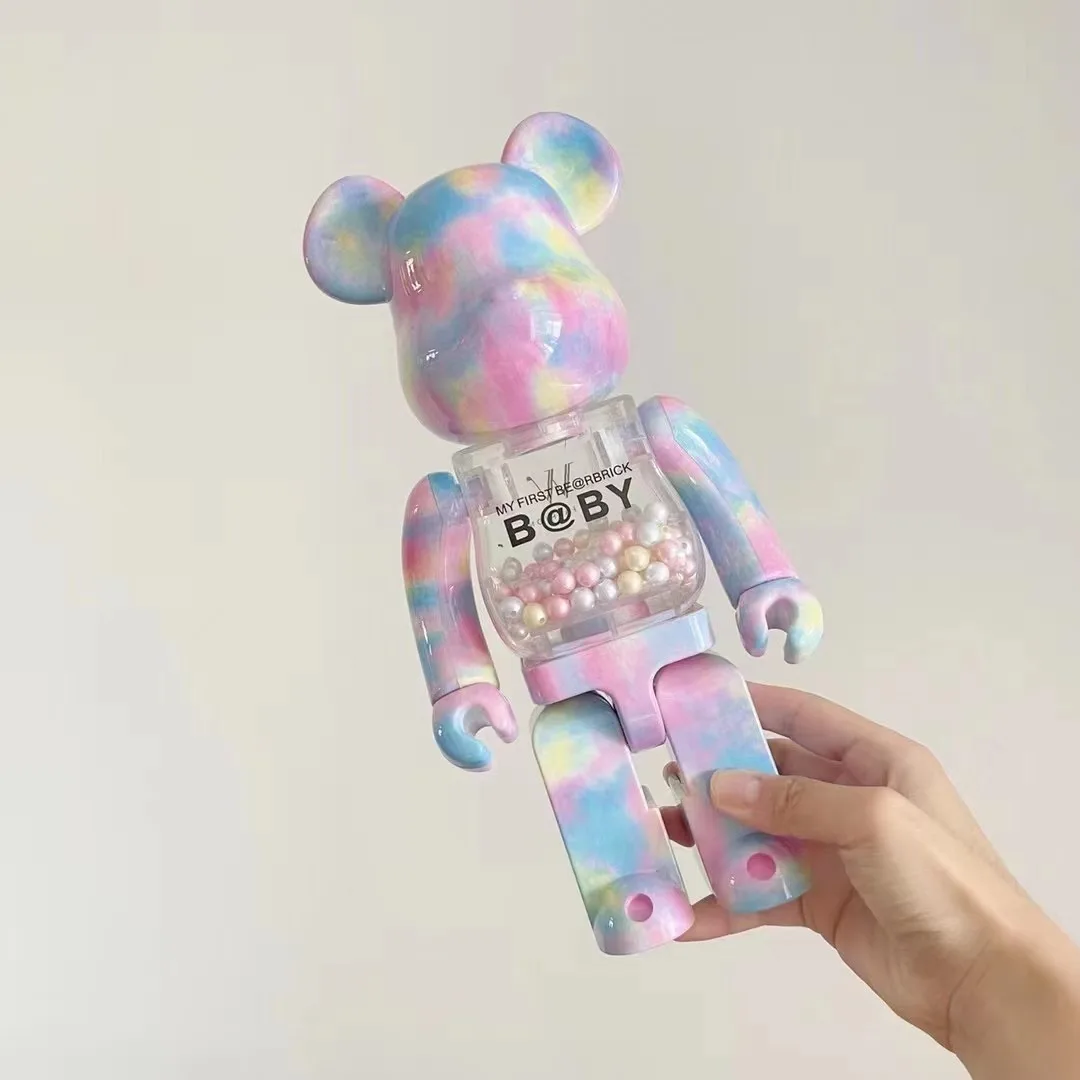 その他 Be@rbrick Macau UM Junior WF 400%+100% BE@RBRICK 少女蜜桃粉為主調的身體中刻畫了透明的“心靈小視窗”，裝載了