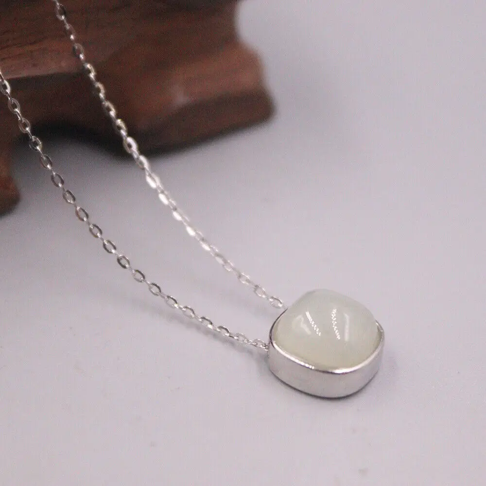 

Подвеска из натурального нефрита с серебряной цепочкой