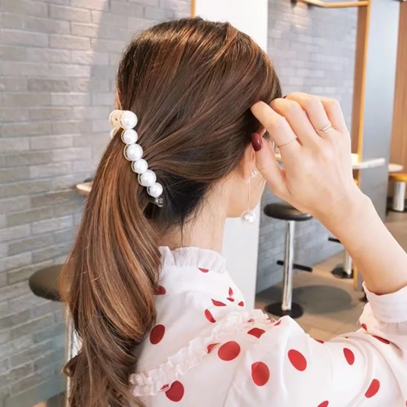 Pregadeira de cabelo banana com pérolas para rabo cavalo_voghion.com