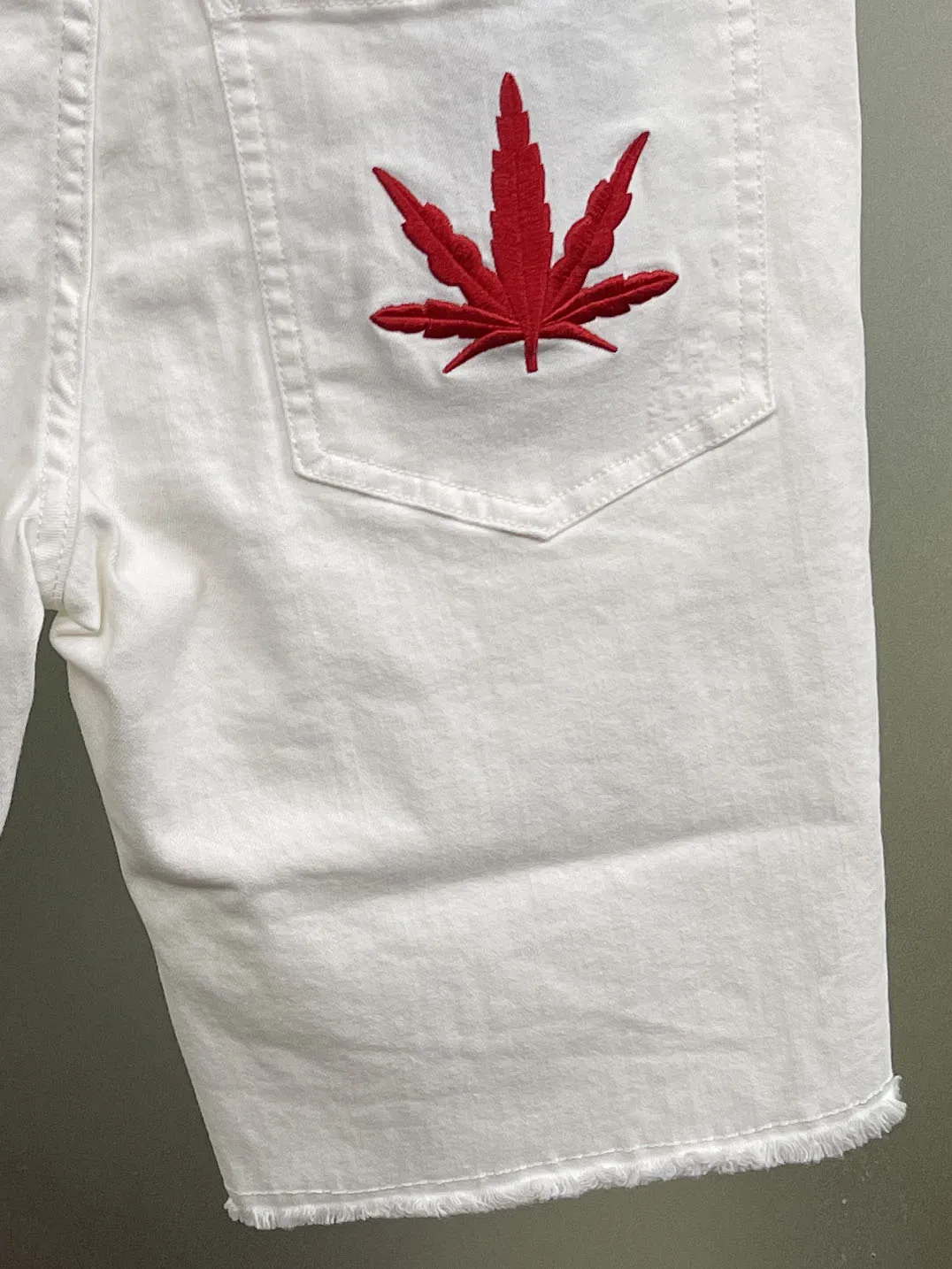 2024 Spring/Summer New D2 Jeans Trendy Men's Washed Worn Hole Patches Painted Slim Fit White Denim Shorts Men's