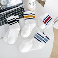 Quatre paires de chaussettes pour enfants pour le printemps et l'automne, style polyvalent rayé, chaussettes mi-mollet avec un style scolaire. 3