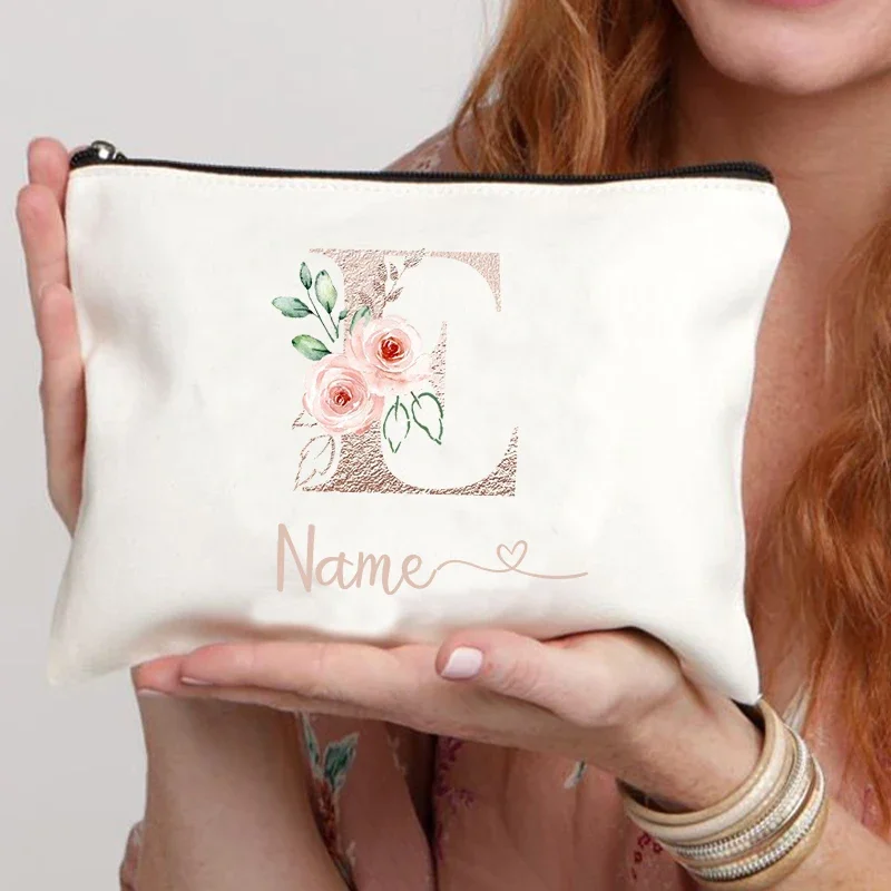 thumbnail image 1 of Bolsas de cosméticos personalizadas con iniciales de flores rosas, bolso de mano con logotipo y nombre personalizado, bolsa de viaje blanca con cremallera, estuche para lápices, 1 of 5