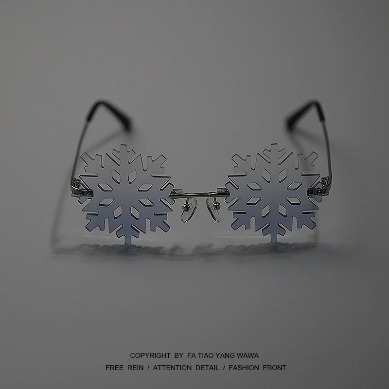 

Bored wear two snowflakes! glasses