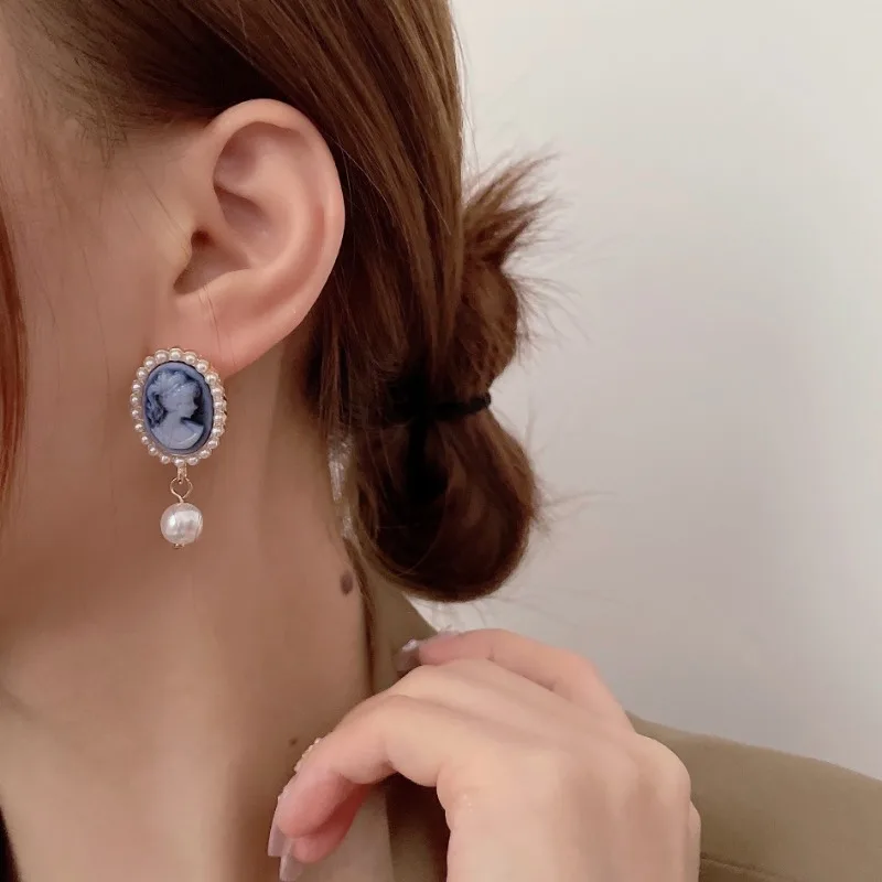 Vintage Palace Style Blue Cameo Portraits Head Earrings Retro Temperament Simple Imitation Pearl Silver Needle Earrings Jewelry stud earrings silver jewelry pearl earrings
