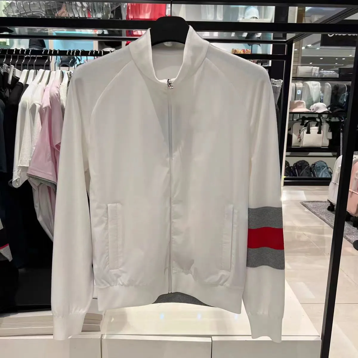 26 신상품: 한국 남성 골프 패션 - 스탠드업 칼라와 컬러 블로킹이 있는 다용도 아웃도어 캐주얼 스포츠 재킷