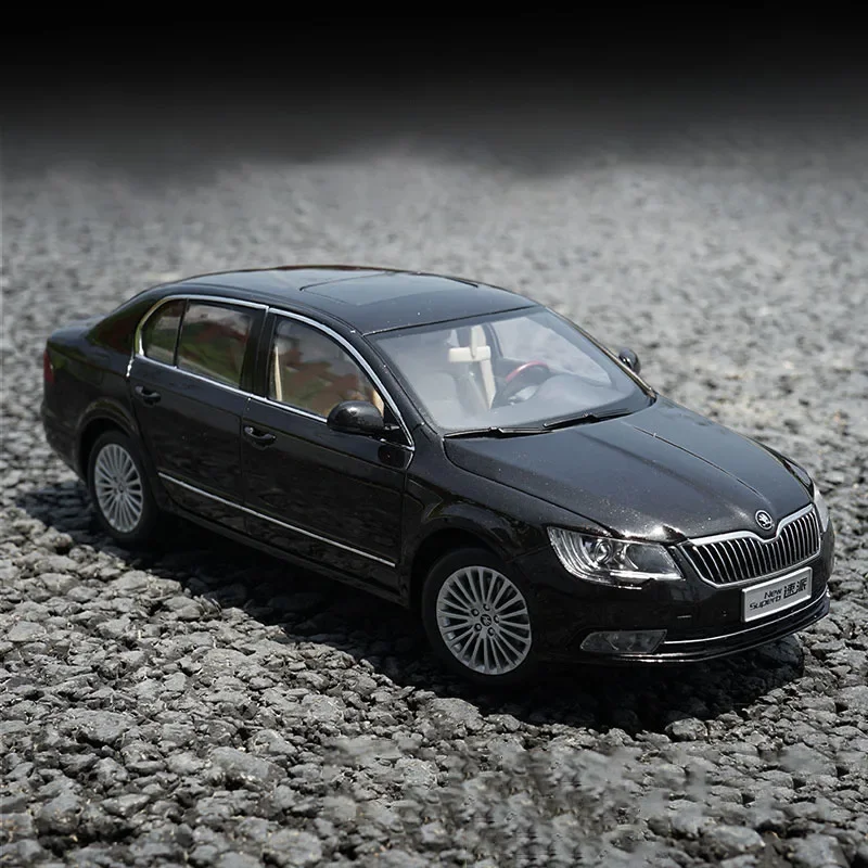 26CM 1:18 Scale Skoda Superb Car Model Diecast Metal Vehicle Toy