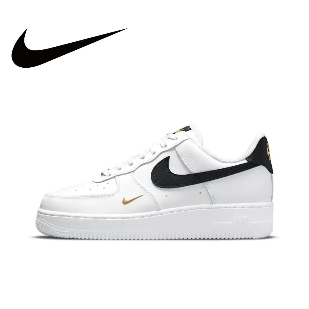 thumbnail image 1 of Zapatillas Nike originales Air Force 1 07 de caña baja, cómodas y casuales para exteriores, color negro, blanco y rojo, 1 of 5