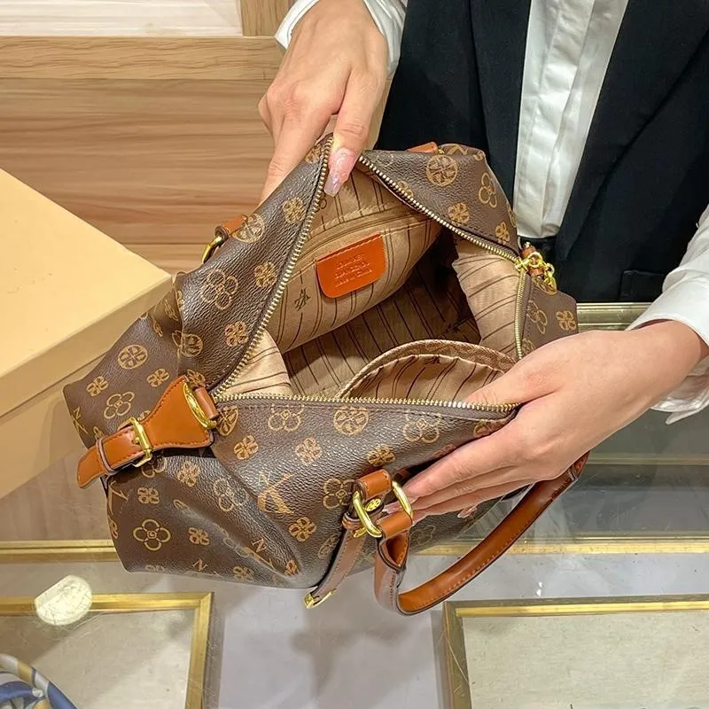 حقيبة يد نسائية فاخرة وخفيفة الوزن لعام 2025، بتصم...