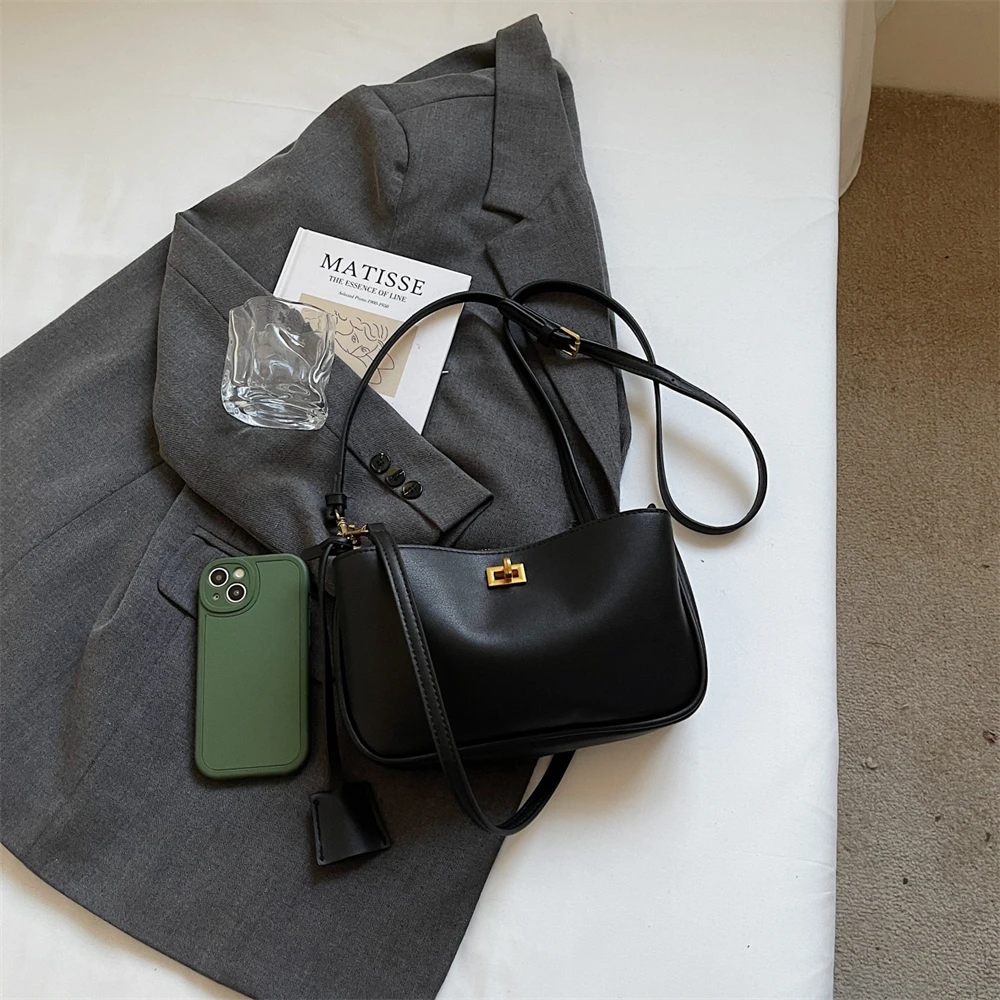 Luxury Women's Shoulder Bag With Dual Straps And Locker Closure_voghion.com