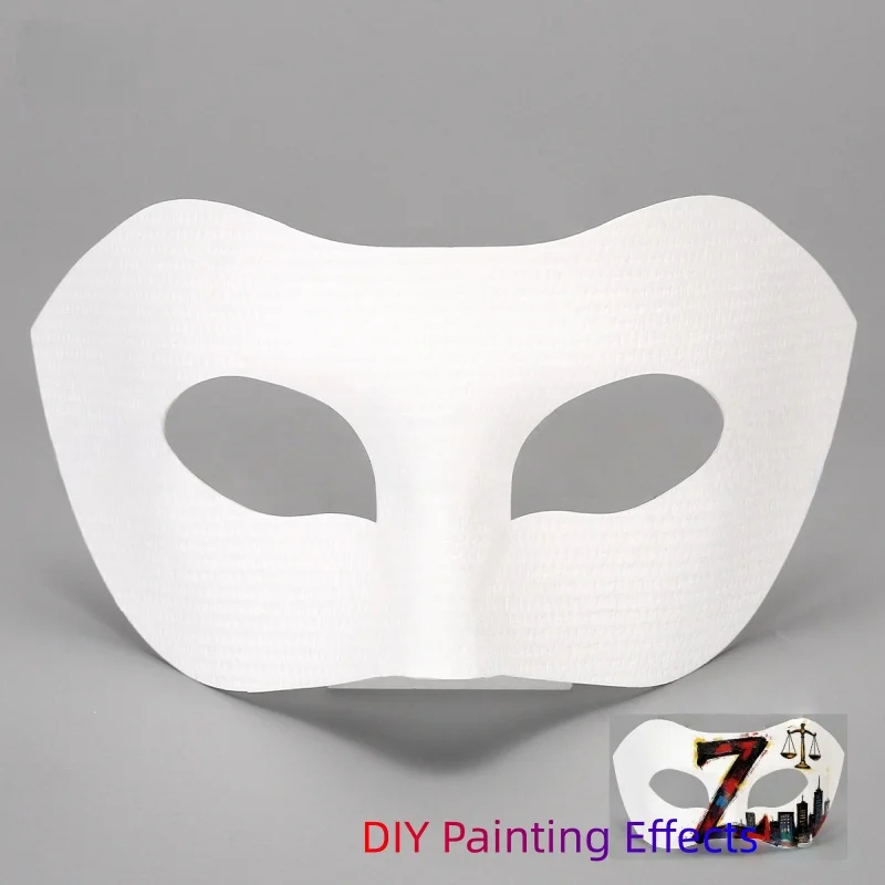 Gros plan sur un masque vénitien blanc vierge demi-visage, avec attaches latérales pour cosplay.