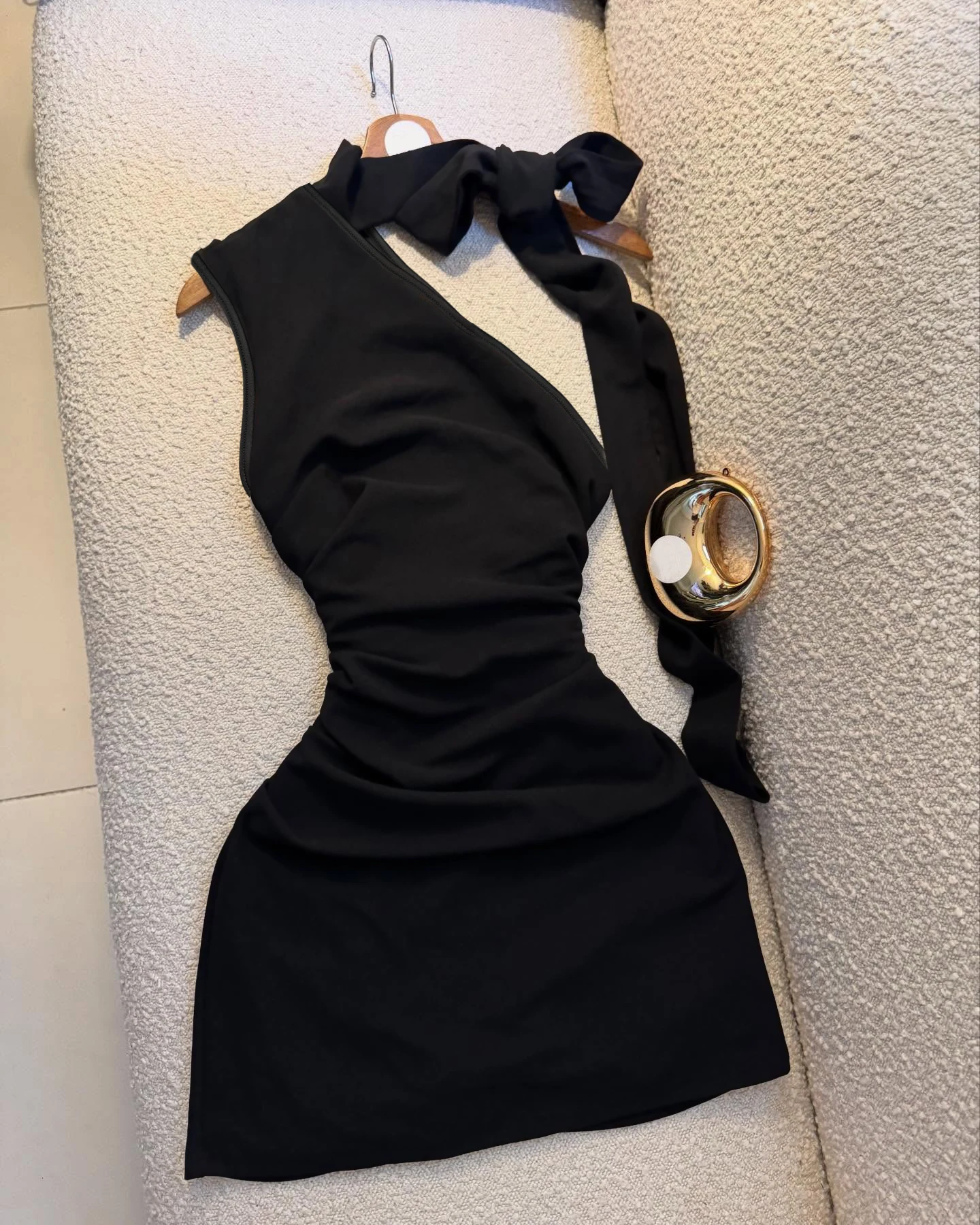 Robe noire asymétrique à col halter avec nœud, plissée et ajustée, courte, idéale pour les sorties quotidiennes et attirant l'attention, une petite robe noire sexy pour les rendez-vous