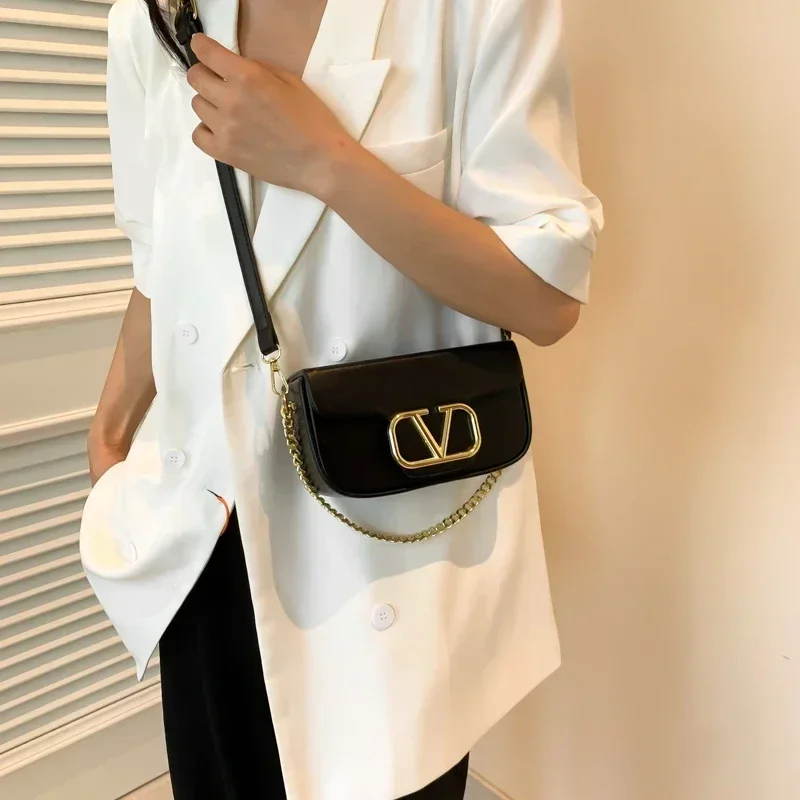 여성용 패션 새들 숄더백, 트렌디한 용수철 핸드백, 금속 체인 크로스 바디 백, 단색 플랩 핸드백, 신제품 