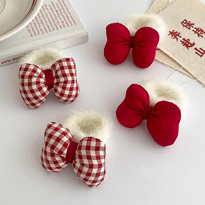 

Красный галстук-бабочка в клетку на новый год