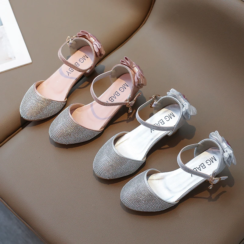 

Новинка 2024, детская обувь принцессы для девочек, блестящие сандалии на высоких каблуках с бантом и кристаллами для девочек, летняя детская обувь для студентов и представлений