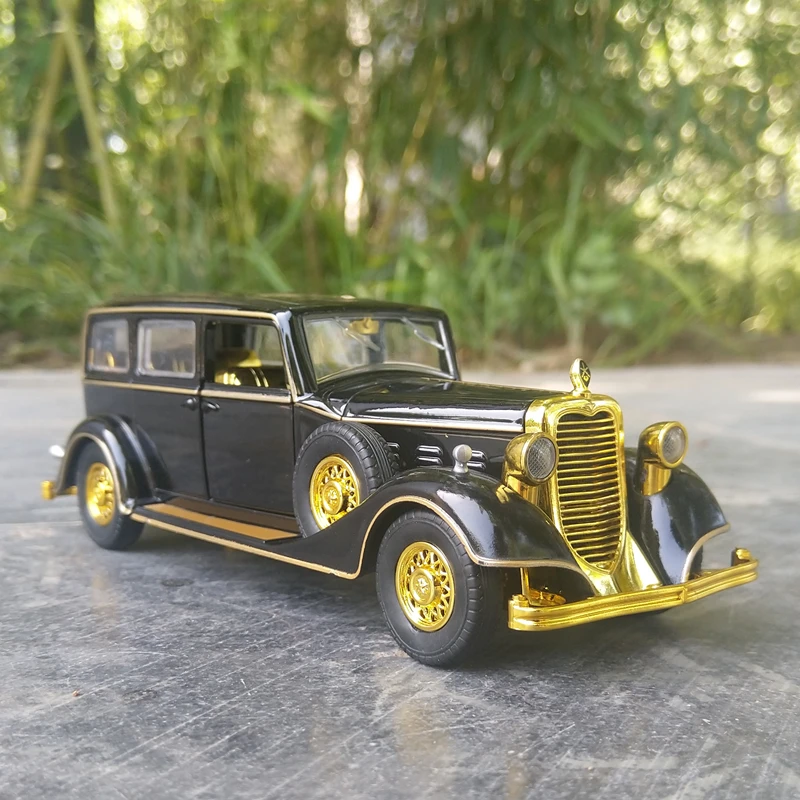 

1:28 Classic Car Alloy Retro Car Model Diecasts Metal Vehicles Toy Old Car Model High Simulation Collection Ornaments Kids Gifts