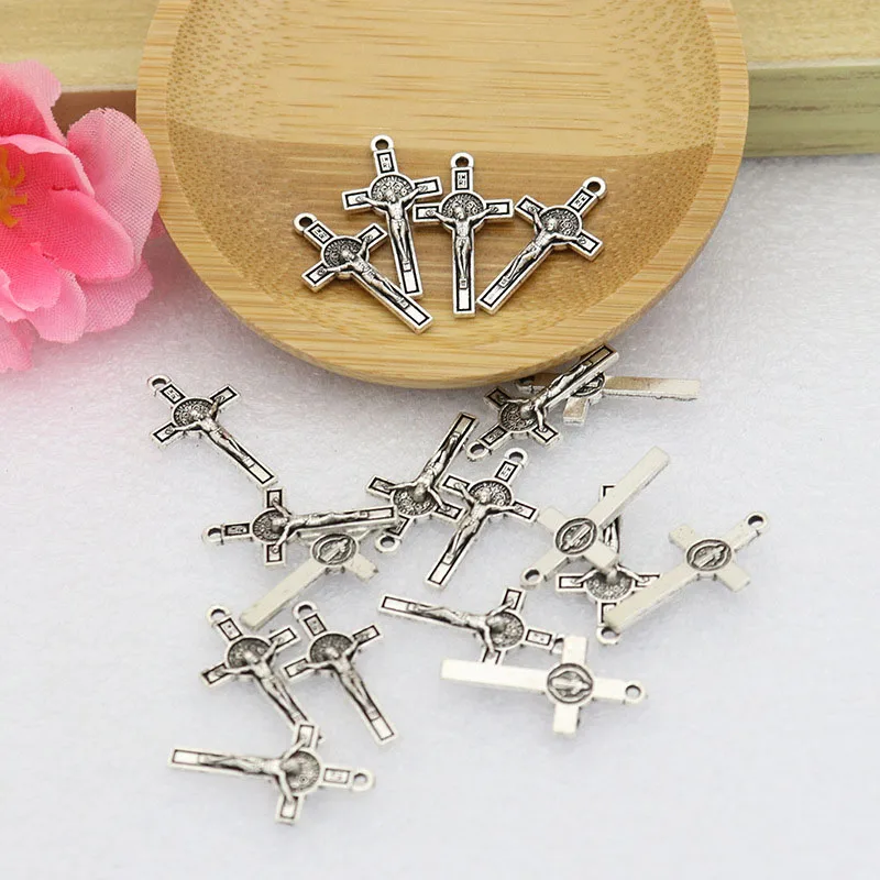 Diyalo 50 Stück Mini Jesus Christus Exorzismus St. Benedikt Kruzifix Kreuz Charms Anhänger DIY handgemachte Rosenkranz Halskette Teile Zubehör – Detail 3