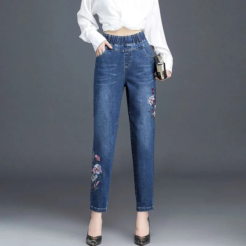 2024 Fashion Flower Embroidery Loose Mom Jeans Plus Size Elastic Waist Denim Harem Pants Women Vintage Washed Ankle Denim Pants autumn floral print fashion women s vintage streetwear harem pants casual elastic waist wide leg trousers plus size loose pants