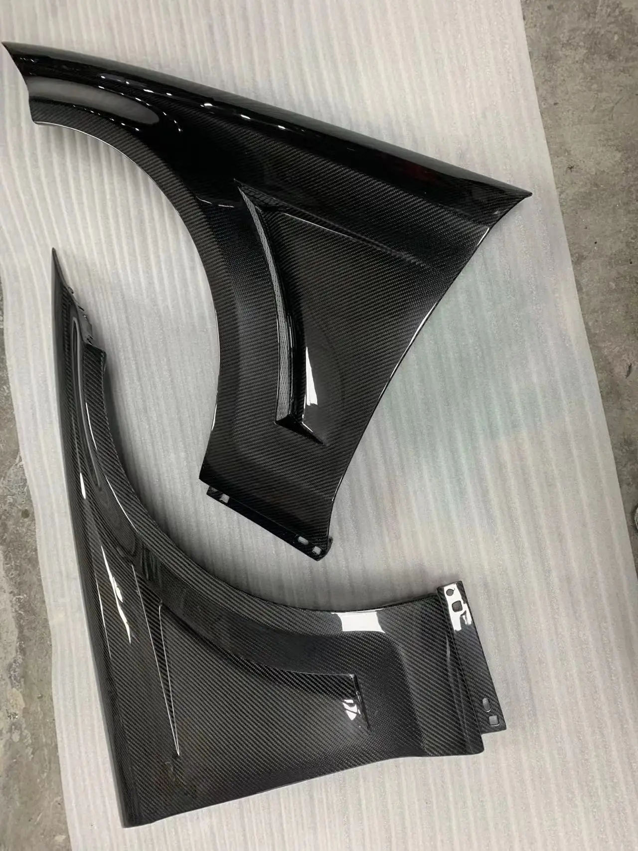 공장 직판 고품질 리얼 카본 파이버 펜더 W218 CLS63 2012 카본 파이버 펜더 업그레이드 맞춤 제작
