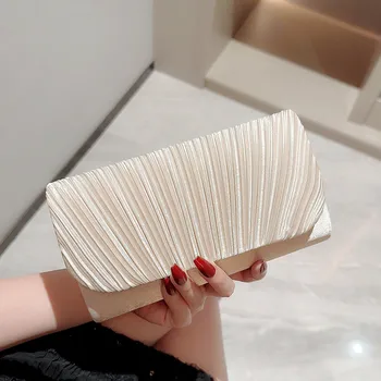حقيبة كروس نسائية بنقشة تمساح متوسطة الحجم — صورة 10