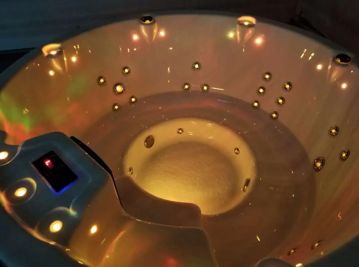 Hot Sale 6 Person Round Bathtub Outdoor Spa Round Hot Tub With CE 4