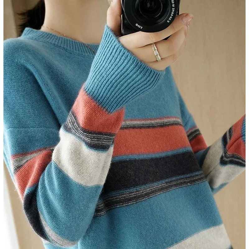 Рисунок 4 - Женский трикотажный свитер в полоску