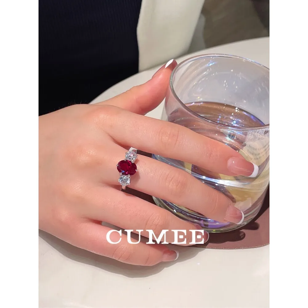 CUMEE 클래식 작은 캐럿 쓰리 스톤 재배 루비 원석 레드 반지, 금도금, 아내 및 여자 친구 선물