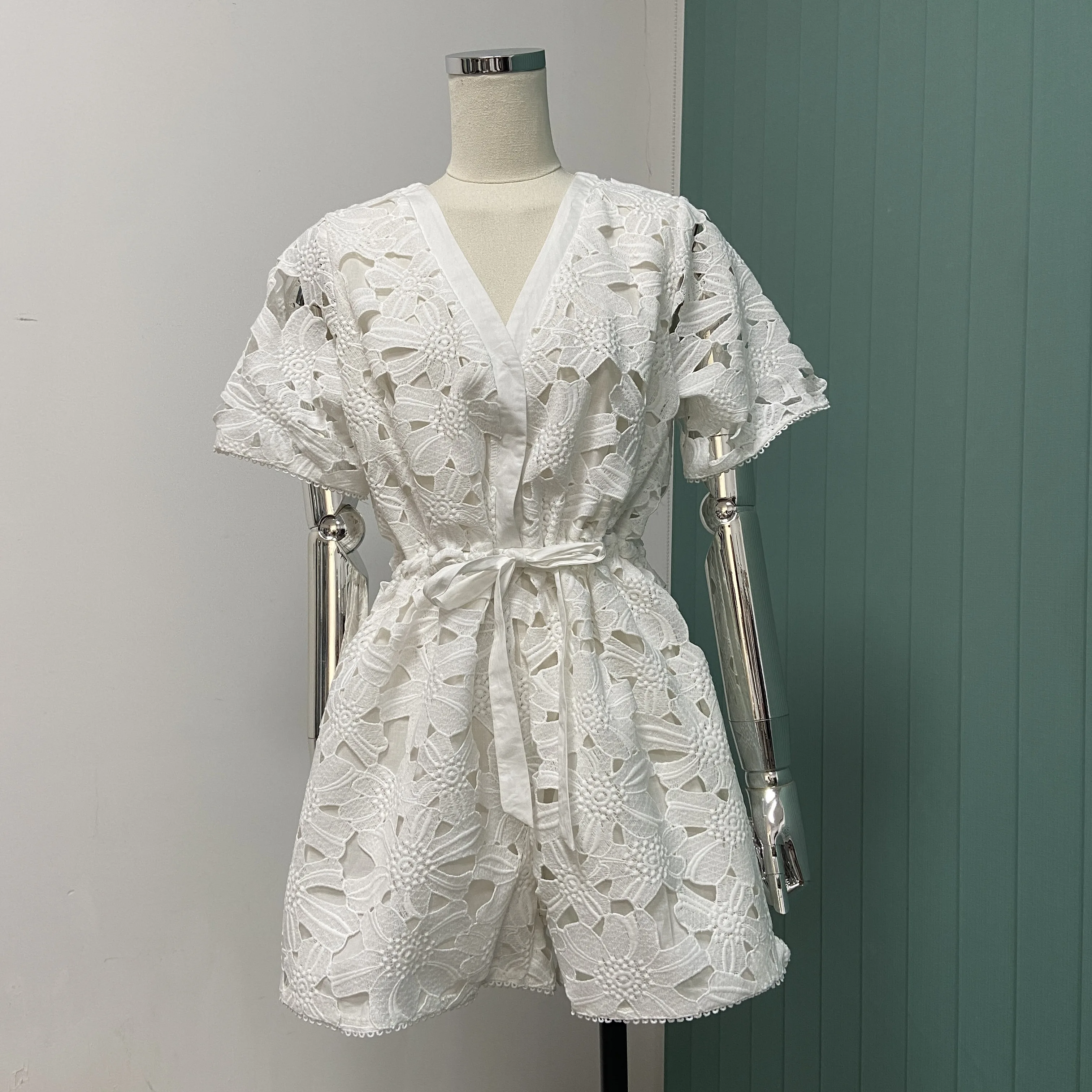 

French casual solid color hollow flowers V-neck short-sleeved water-soluble lace slim summer conjoined shorts