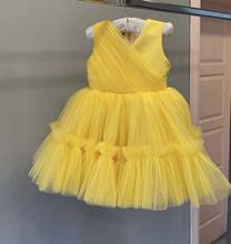 Mała dziewczynka Pagenat sukienki V Neck plisowana żółta suknia balowa Mini długość suknia dziecięca tanie i dobre opinie wykonana z tiulu inne CN (pochodzenie) Jiangsu Dekolt V-neck Sleeveless Powyżej kolana mini Proste marszczona sukienki w kwiaty dla dziewczynek