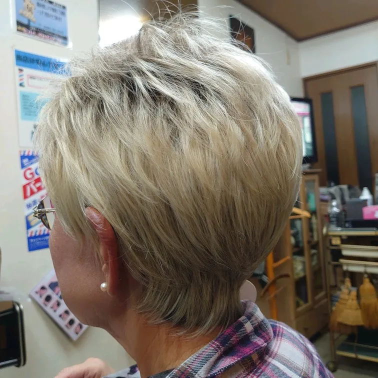 

Mommy Pixie Cut Hairstyle Blonde Synthetic Hair with Bangs Soft & Healthy Ombre Curly Heat Resistant Daily Party Wigs for Women
