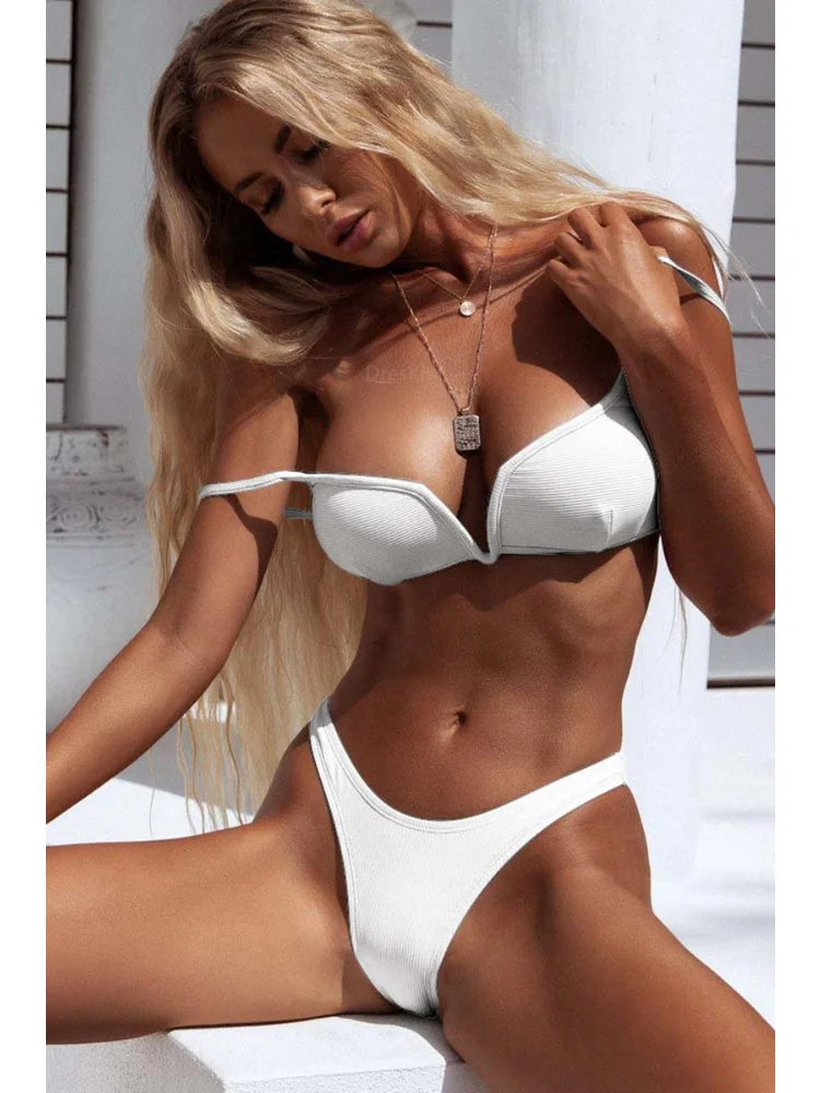 Рисунок 2 - Пикантный раздельный купальник с V-образным вырезом