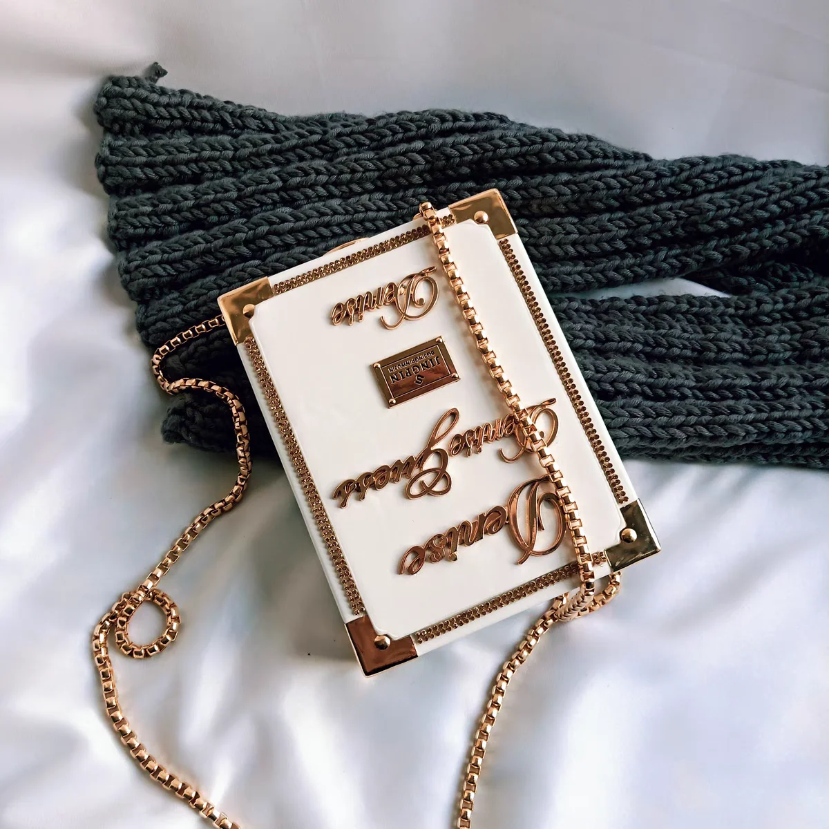 

Luxury Niche Designer Baroque Style Retro Diamond Letter Box Bag High Fashion Simple Small Square Bag Commuter Mini Chain Bag