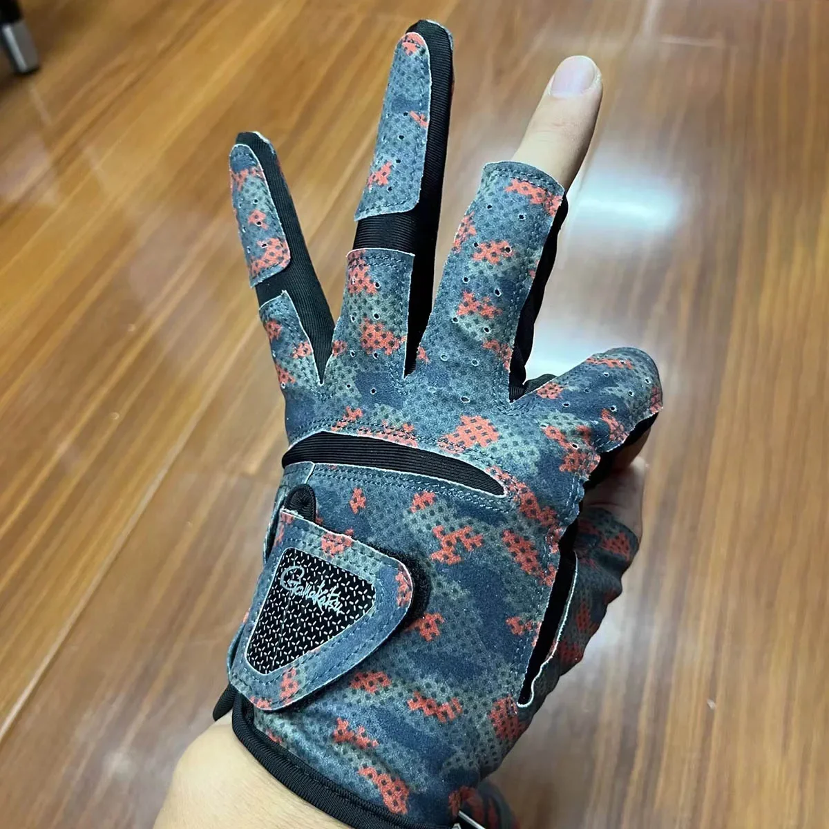 1 Pair Gamakatsu Fishing Gloves Breathable 3 Fingers Cut Anti Slip Sports Gloves Carp Fishing Cycling Kayaking fishing gloves