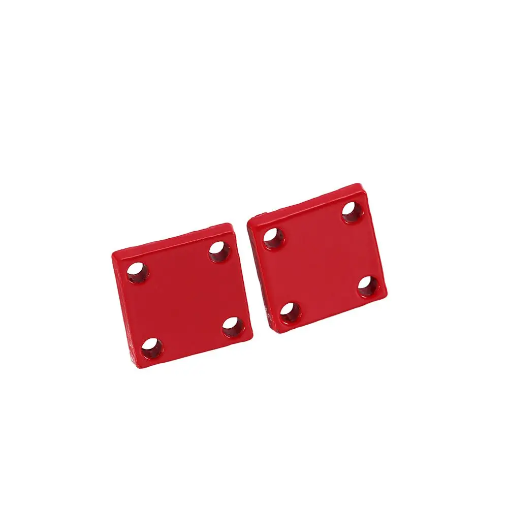 Deux crochets de remorque pour crawler RC 1/10 en alliage rouge, posés sur une surface noire