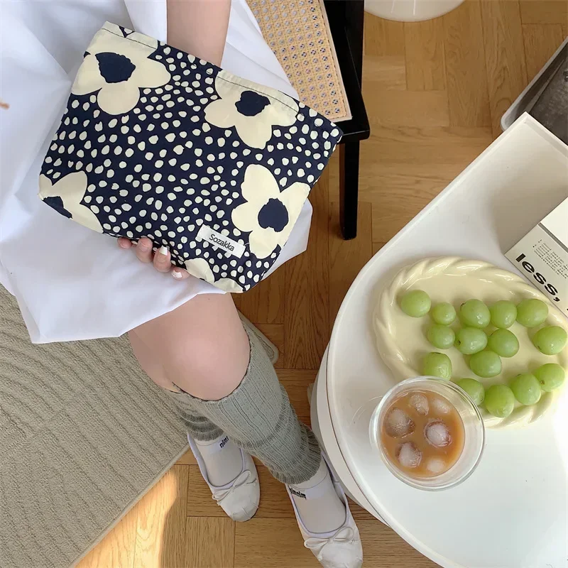 

1 Piece Aesthetic Baby Diaper Storage Retro Floral Series Baby Item Storage Bag for Women Multi-function Makeup Bag for girls