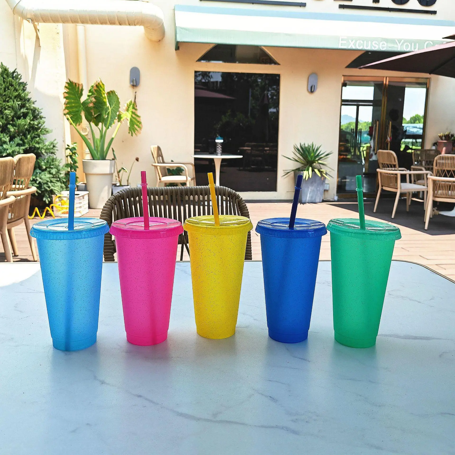 빨대 뚜껑이 달린 710/500ML 물병 플라스틱 재사용 가능한 맞춤형 Drinkware 커피 마시는 컵 Gobelet Avec Paille 텀블러