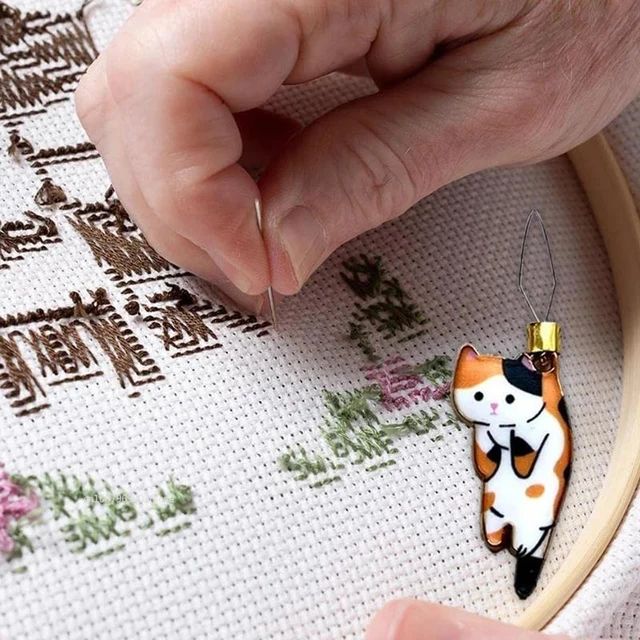 cute Magnetic Cat Needle Threader Nanny Magnet for Embrodery Cross Stitch Insertion Tools Manual Needle Threader Sewing Tool 3
