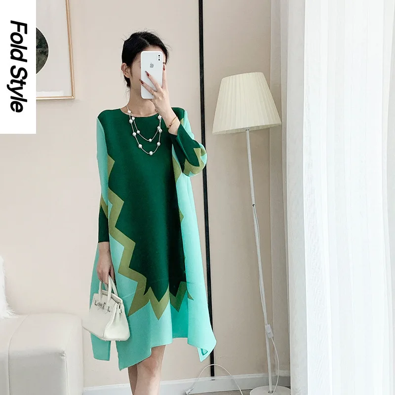 

Miyake Pleated Round Neck Printed French Dress Spring and Autumn 2024 Luxury Style, Loose and Slim Mid Length Dress