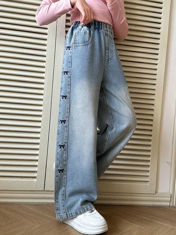 Pantalones vaqueros con lazo bordado y costura lateral fina para