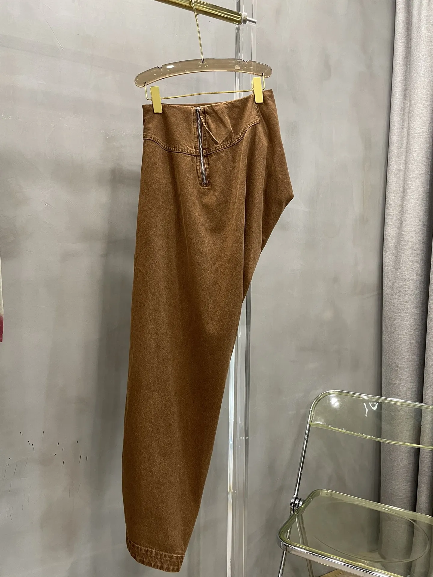 

2023Caramel color structuralism slit half skirt everything high-grade