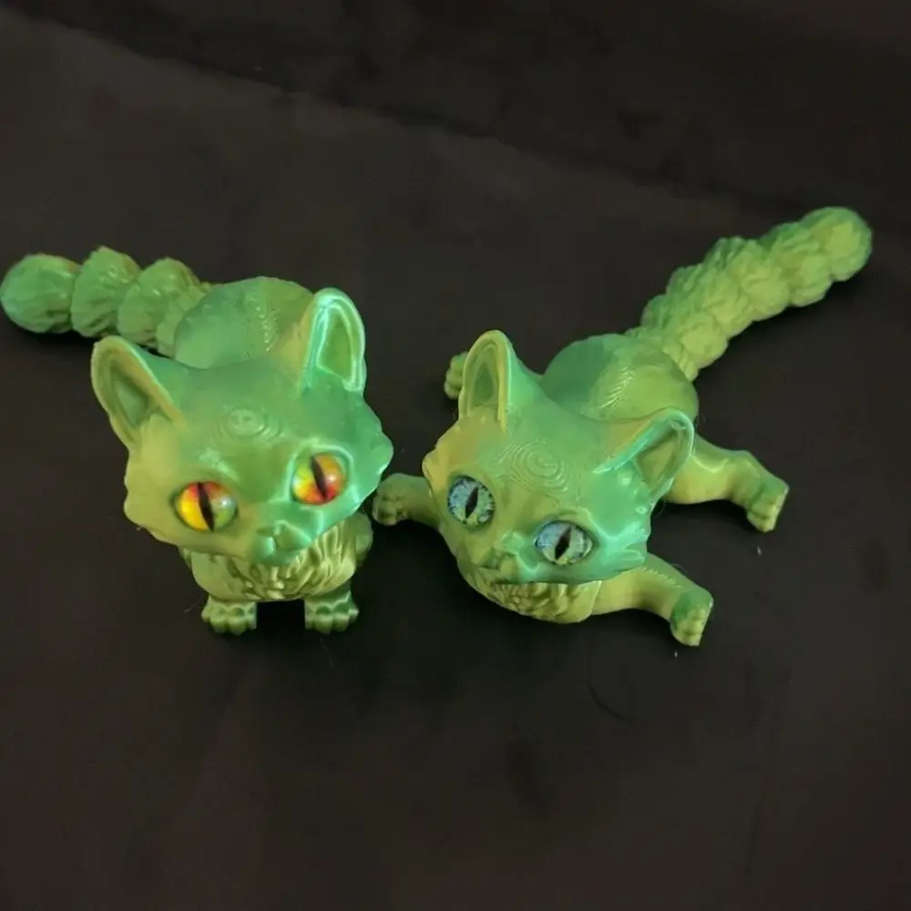 큰 눈을 가진 3D 프린팅 고양이 모형, 사실적인 디자인, 플라스틱 소재, 관절형 고양이, 창의적인 조각품, 3D 프린팅 기술