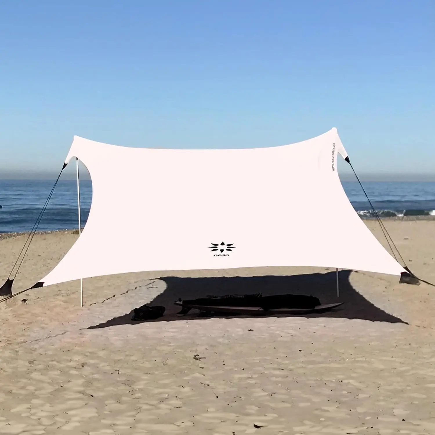 

Portable beach tent - ideal for enjoyment with family and friends, waterproof, lightweight - white
