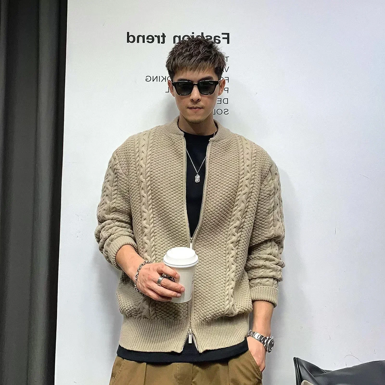 韓国 トレンド ジップアップ ニット カーディガン ジャケット メンズブラックジップアップニットセーター、プレーン