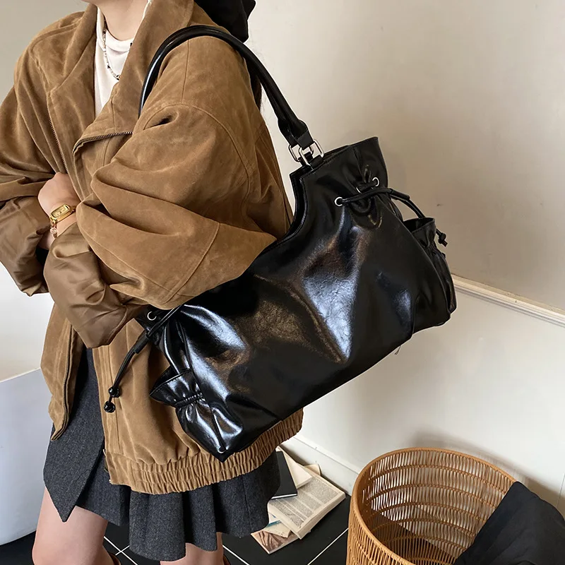 Large Capacity Women's Tote Bag Crossbody Bag Retro Versatile Single Shoulder Handbag Soft Bucket Shape Neutral Minimalist Style