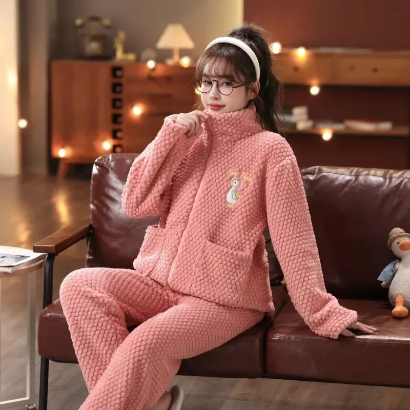 Новинка 2023, осенне-зимний комплект домашней одежды с маленьким приятным ветром, Коралловый плюш, утолщенная теплая простая одежда для сна, подставка
