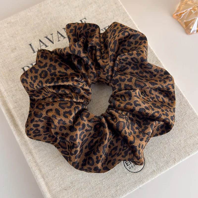 Doppellagiges Haargummi aus Samt mit Leopardenmuster für Damen, hochelastisches Haar-Accessoire, luxuriöses und stilvolles modisches Haarband – Detail 7