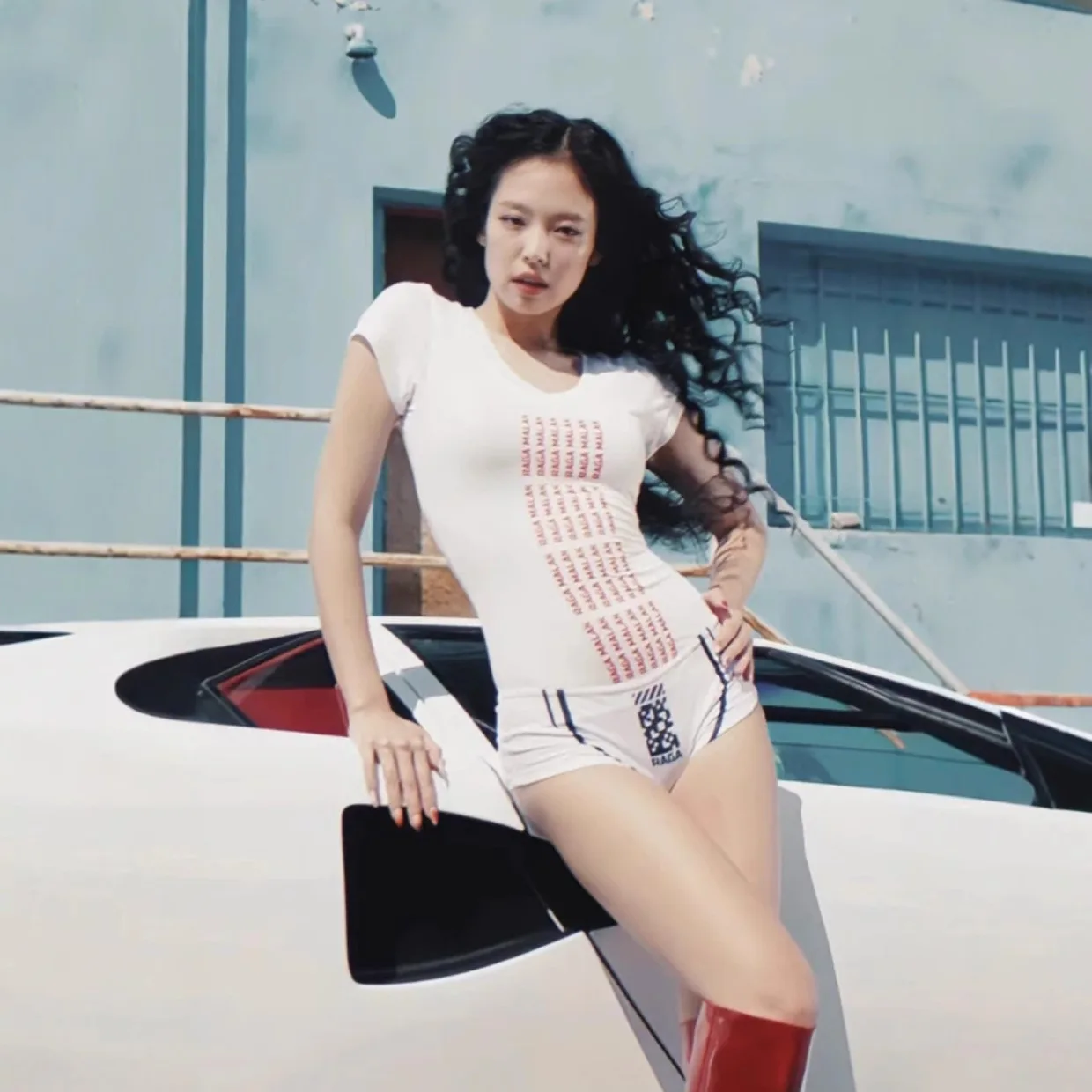 Jennie着用 RAGA MALAK V neck top Jennie着用 RAGA MALAK V