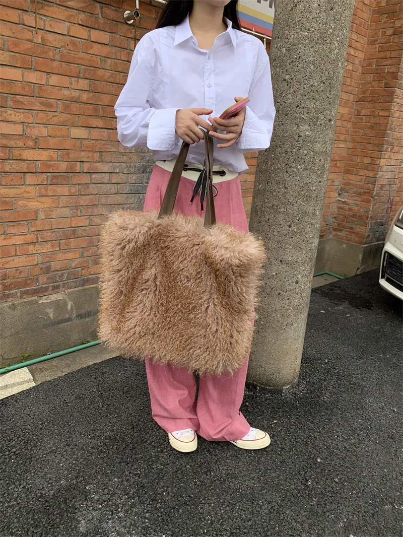 Sac à bandoulière en fausse fourrure avec chaîne de perles - Sac à main d' hiver en peluche - France
