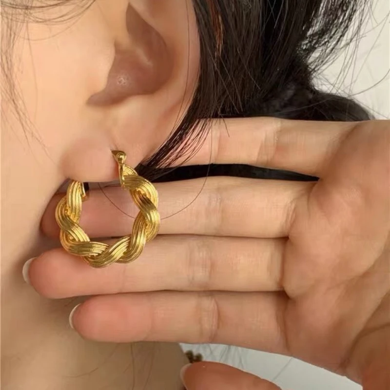 

Fashion Fried Dough Twists design U-shaped women's geometric earrings