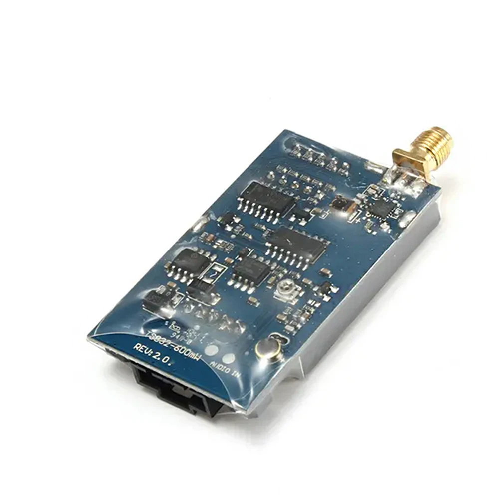 Kit complet incluant émetteur vidéo TS832 et caméra HD, connectés par câble.